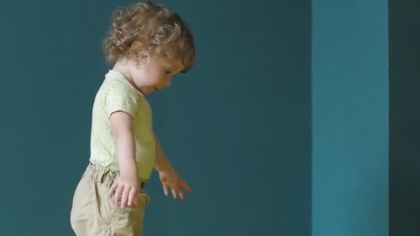 fille est jouer avec cheerleaders pompoms 