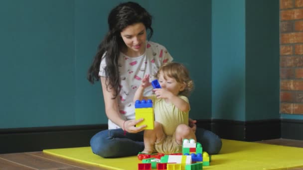 Mutter und Tochter basteln an Spielzeugsteinen — Stockvideo