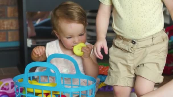 Små flickor och de mammor leker hemma — Stockvideo