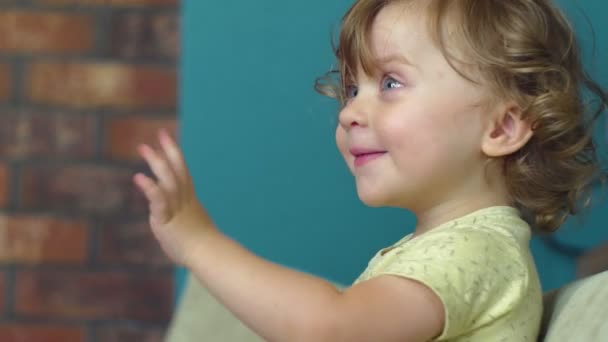 Niña saludando de manos y riendo — Vídeos de Stock