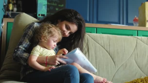 Madre e hija dibujan en un cuaderno — Vídeos de Stock