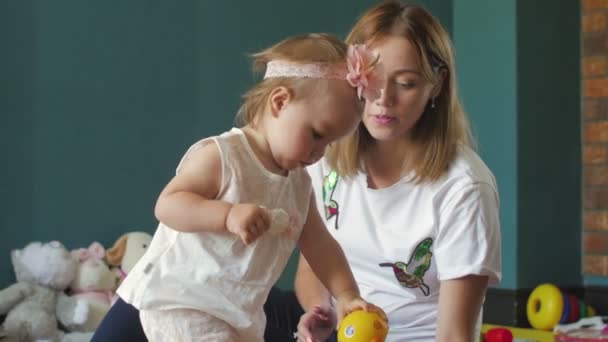 Moeder en dochter spelen met kinderpiramide — Stockvideo