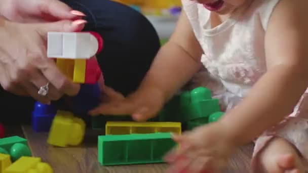 Gros plan de fille joue avec des briques — Video