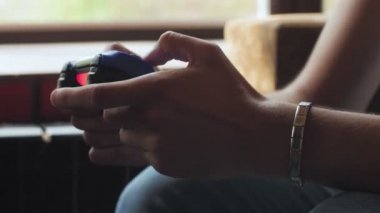 Video oyunu için elinde joystick tutan adam