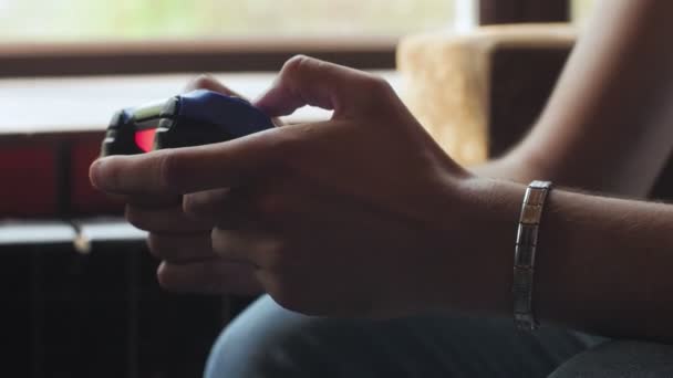 Чоловік тримає джойстик для відеогри — стокове відео