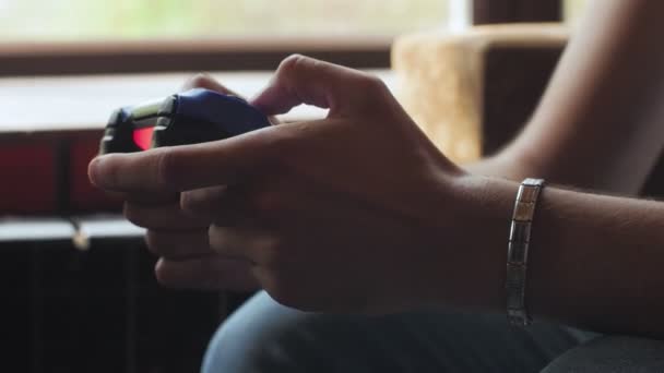 Man met joystick voor videospel — Stockvideo