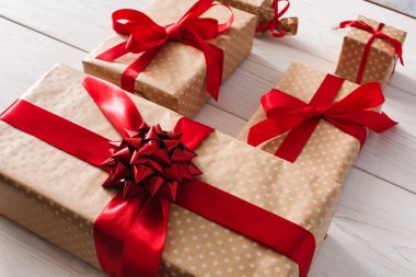 Beyaz ahşap hediye kutuları lots