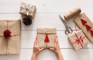 Kadının elleri Noel tatili zanaat sicim ile mevcut kaydırma