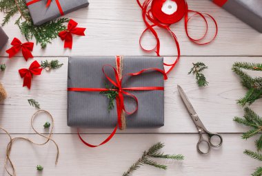 Yaratıcı hobi. Noel hediyesi kutusuna yapmak için el yapımı Araçlar