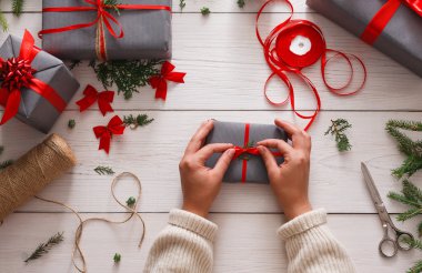 Yaratıcı hobi. Modern el yapımı Noel hediyesi kutu yapma