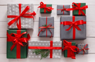 Beyaz ahşap zemin üzerinde Noel hediyesi kutularının Üstten Görünüm