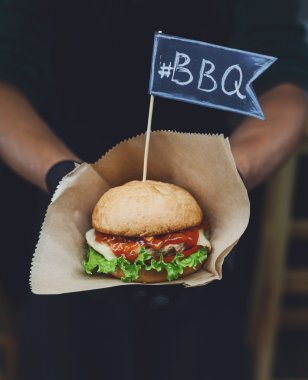 Sokak fast food, hamburger ile barbekü ızgara biftek