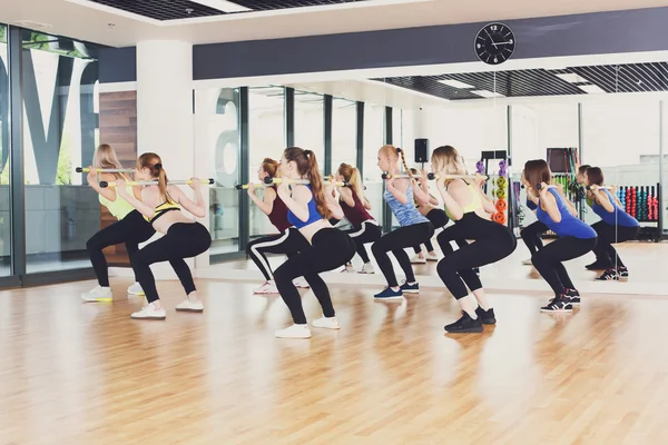 Grupo de jovens mulheres na aula de fitness — Fotografia de Stock