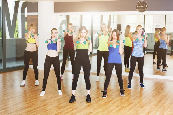 Grupo de jovens mulheres na aula de fitness — Fotografia de Stock