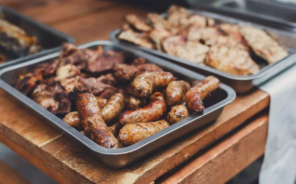 Street fast food, salsichas grelhadas em recipiente — Fotografia de Stock