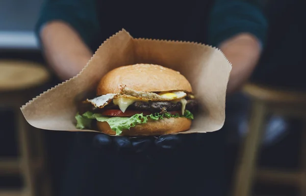 Вулична фаст-фуд, гамбургер зі стейком на грилі з барбекю — стокове фото