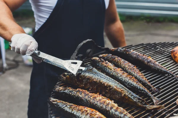 Sgombro di pesce grigliato al barbecue — Foto Stock