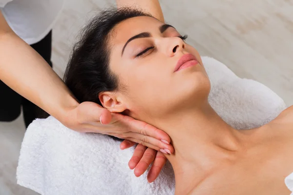 Женщина-косметолог делает массаж шеи в спа-центре — стоковое фото