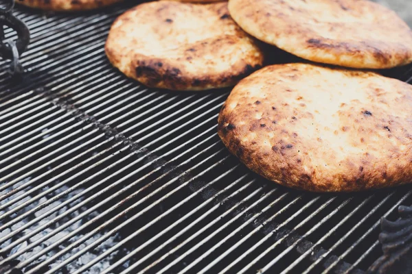 국가 공정한 야외에서 갓 구운된 pitas — 스톡 사진