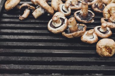 Mantar barbekü metal ızgara arka plan üzerinde kavrulmuş