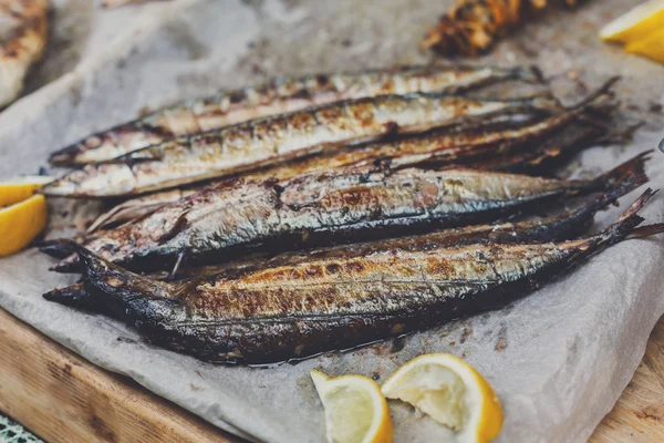 Vis-makreel bij bbq gegrilde — Stockfoto