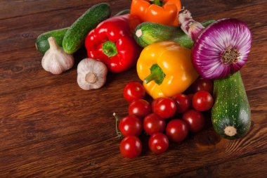 kahverengi ahşap zemin üzerinde taze sebze