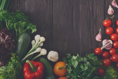 Sınır kopya alanı ahşap zemin üzerine taze sebze