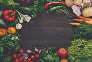 Çerçeve kopya alanı ahşap zemin üzerine taze sebze