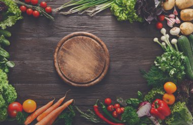 Çerçeve kopya alanı ahşap zemin üzerine taze sebze