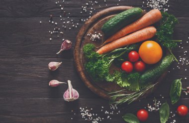 Kopya alanı ahşap zemin üzerine taze sebze bol