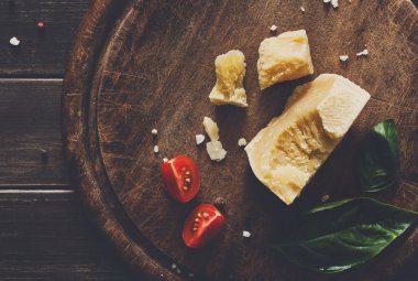 Peynir delikatessen closeup rustik ahşap, parmesan