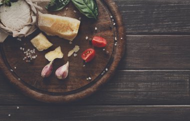 Rustik ahşap, brie ve parmesan peynir delikatessen portre