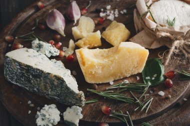 Rustik ahşap, mavi rokfor ve parmesan peynir delikatessen portre