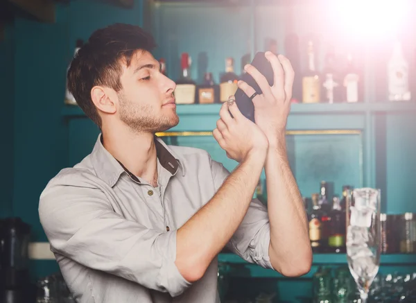 Joven barman guapo en el bar sacudiendo y mezclando cóctel de alcohol —  Fotos de Stock