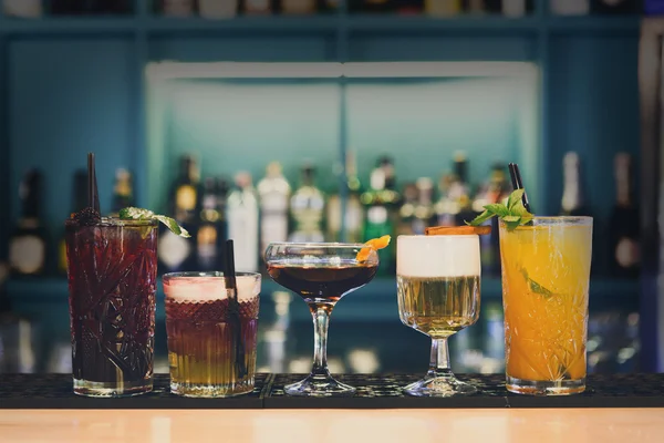 Creatieve alcoholvrije cocktails in bar van de club van de nacht — Stockfoto