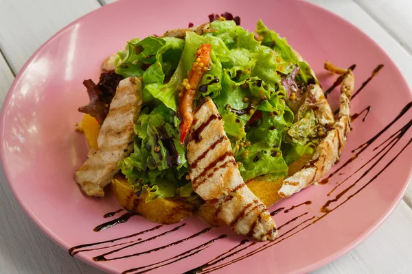 Comida saludable para restaurantes, ensalada de pavo de cerca —  Fotos de Stock