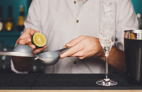 Barmans manos haciendo cóctel con lima — Foto de Stock