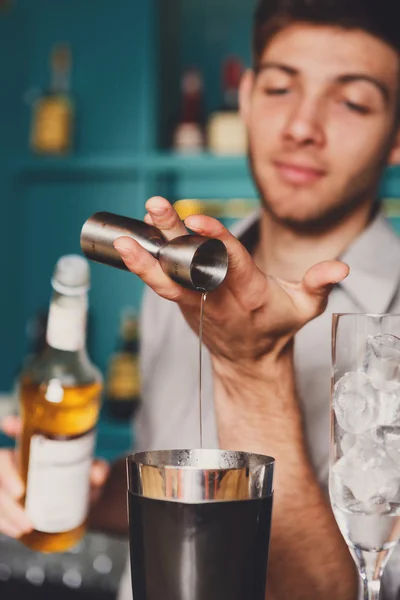 Barmans el atış kokteyl yapmak — Stok fotoğraf