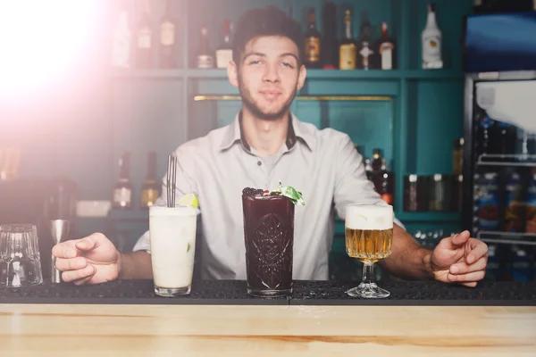 Young Barman ofrece cócteles en el bar del club nocturno — Foto de Stock