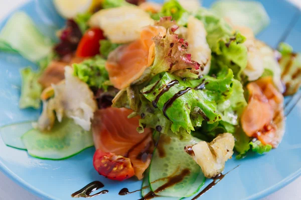 Hälsosam restaurang mat, lax och torsk fisk sallad närbild — Stockfoto