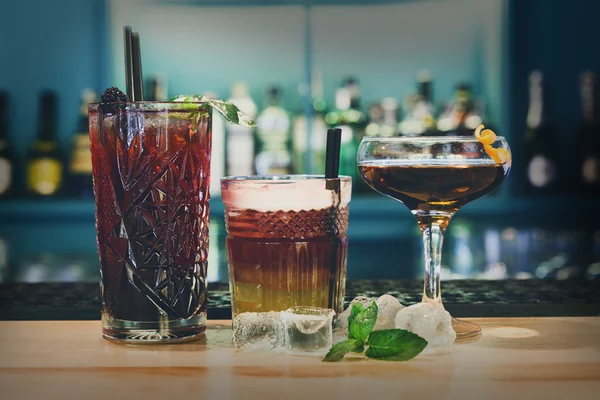 Cócteles creativos de alcohol en el bar del club nocturno — Foto de Stock