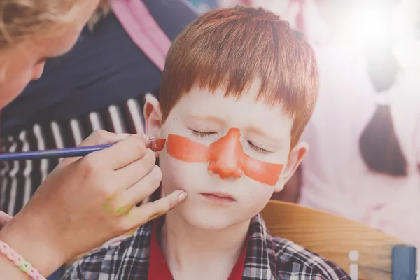 Çocuk çocuk yüz boyama, Kaplan gözü işlem yapma — Stok fotoğraf