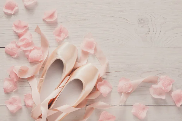 Roze ballet pointe-schoenen op witte houten achtergrond — Stockfoto