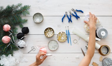 Yaratıcı DIY hobi. El yapımı Noel dekorasyon, toplar ve çelenk
