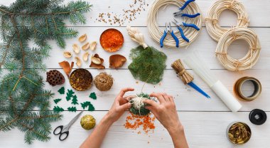 Yaratıcı DIY hobi. El yapımı craft Noel dekorasyonu, toplar ve çelenk