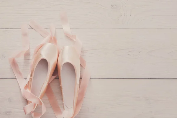 Ballerine rosa scarpe da punta su sfondo in legno bianco — Foto Stock
