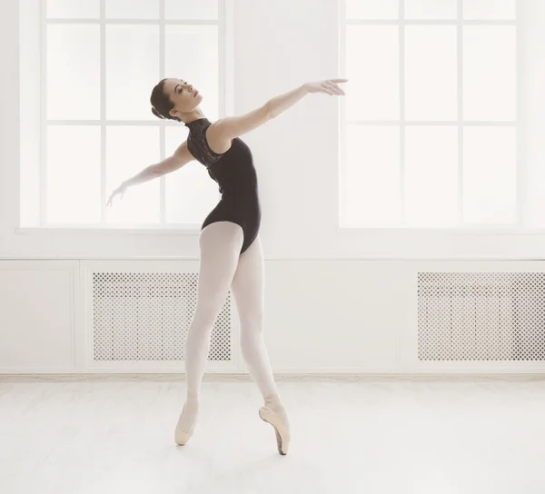 Gyönyörű ballerine balett pozícióban áll — Stock Fotó