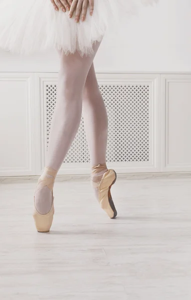 Jambes rapprochées de la jeune ballerine en pointes, pratique du ballet — Photo