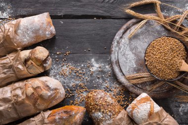 Ekmek fırın arka plan. Kahverengi ve beyaz buğday tahıl somun kompozisyon