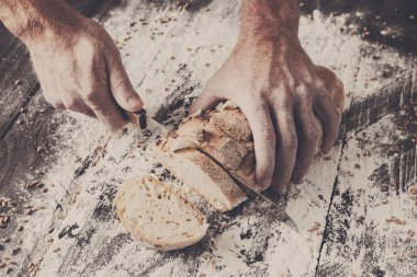 Fırın kavramı arka plan. Ekmek ekmek dilimleri kesme eller